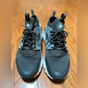 Nike Air Huarache  size 7Y Run Shoes 847569-008